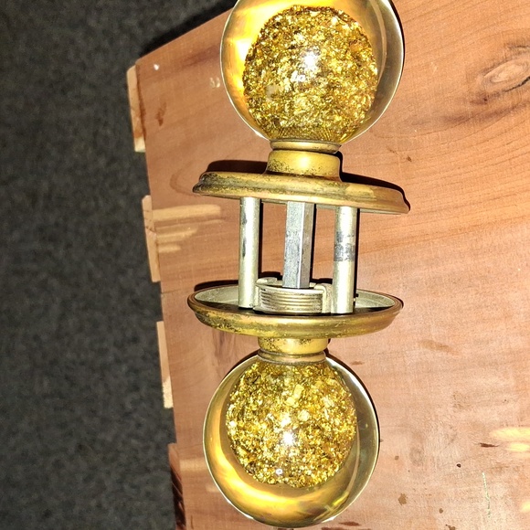 Vintage door knob that's glass Maybe hard resin with like a gold nugget inside - Picture 3 of 7